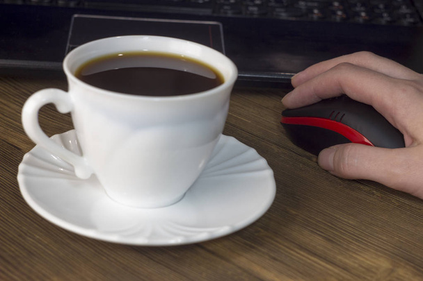 Uma xícara de café computador, mouse, mão, fundo de madeira
 - Foto, Imagem