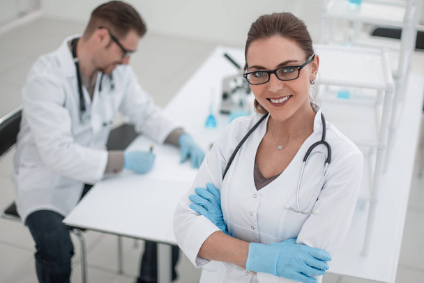woman scientist on the background of the laboratory - Foto, Bild