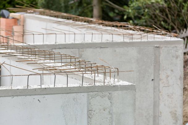 Parede de concreto armado com aço de conexão aberta
 - Foto, Imagem