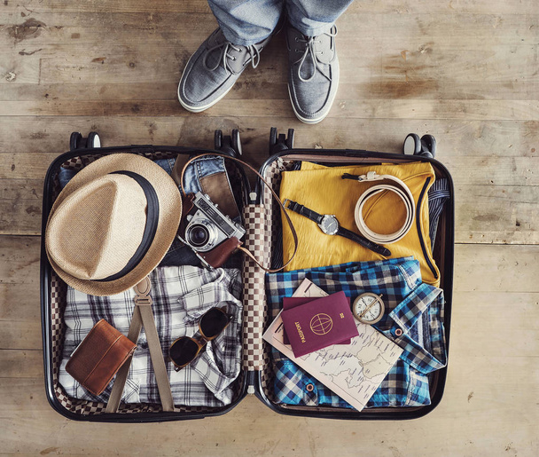 Seyahat bavul yüksek açılı görünüş hazırlanıyor - Fotoğraf, Görsel