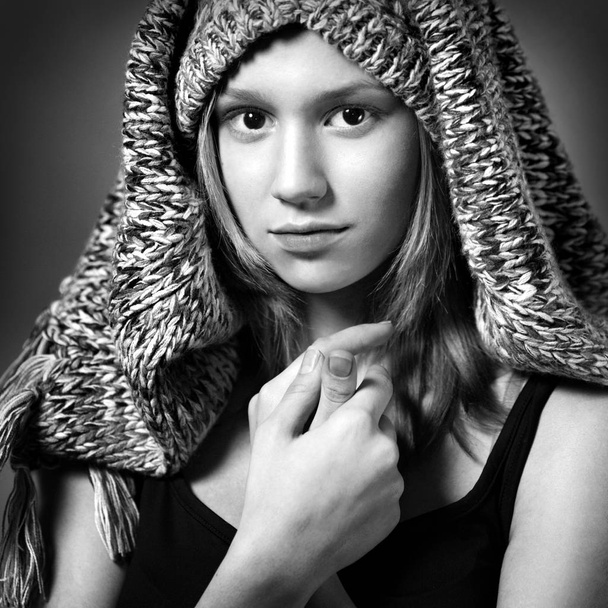 Black and white photo of natural girl in gray scarf - Foto, imagen
