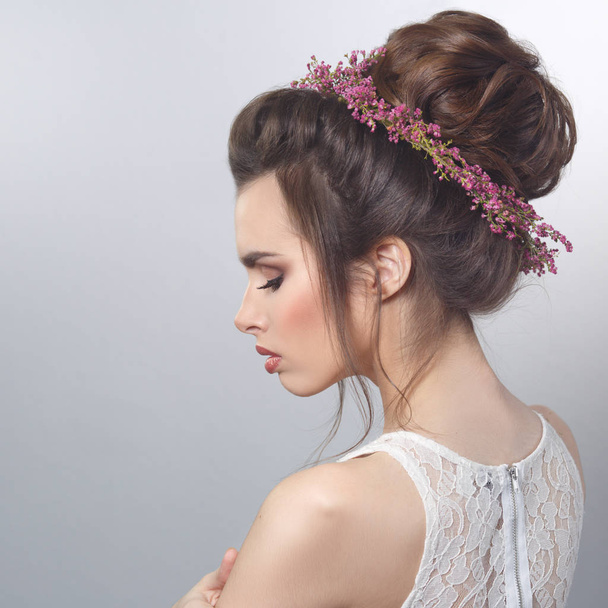Beauty portrait of sexy bride with wreath of heather in hairstyle on gray background. - Foto, Imagem