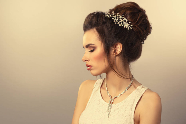Vintage beauty portrait of elegant bride with hairstyle and makeup - Foto, afbeelding