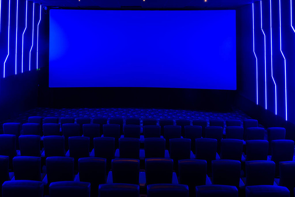 Salle de cinéma vide avec lumière bleue
 - Photo, image