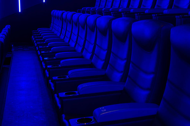Prázdné kinosál s modrým světlem - Fotografie, Obrázek