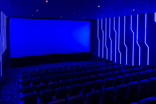 Пустой кинозал с голубым светом
 - Фото, изображение
