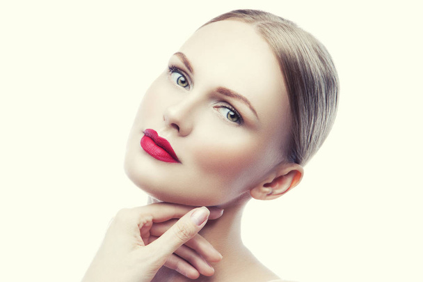 retrato de mujer joven con maquillaje natural y labios rosados sobre fondo blanco
 - Foto, Imagen
