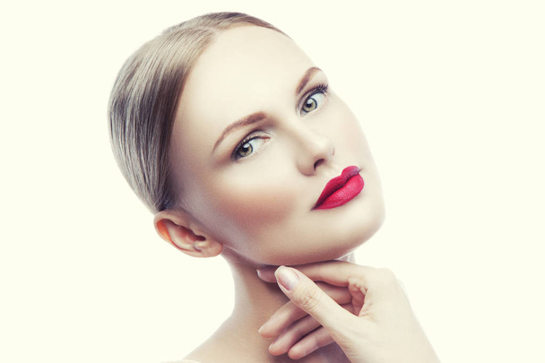 retrato de mujer joven con maquillaje natural y labios rosados sobre fondo blanco
 - Foto, Imagen