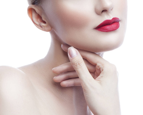 Retrato recortado de mujer joven con maquillaje natural y labios rosados sobre fondo blanco
 - Foto, imagen