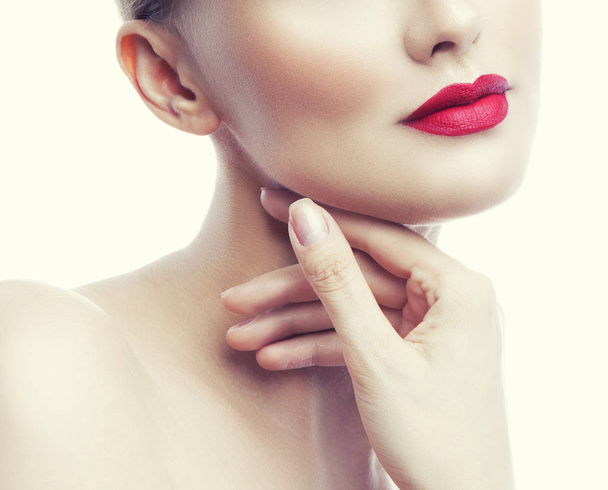 Retrato recortado de mujer joven con maquillaje natural y labios rosados sobre fondo blanco
 - Foto, Imagen