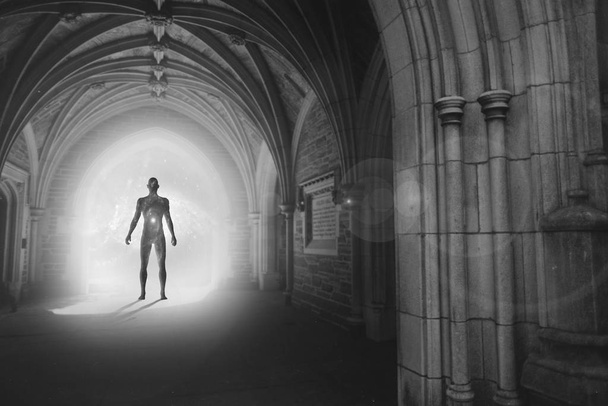 La silhouette humaine avec l'univers à l'intérieur se dresse dans une arche gothique avec la lumière illuminant le chemin. - Photo, image