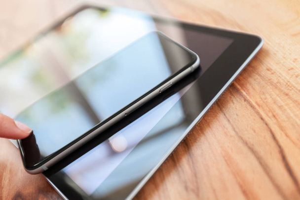 digital tablet and smart phone on wooden table - Valokuva, kuva