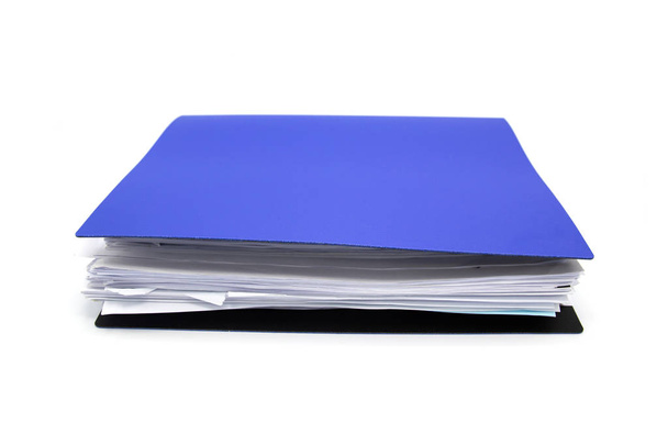 Синяя папка с файлами и стопка бумажных отчетов, изолированные на белом фоне
. - Фото, изображение