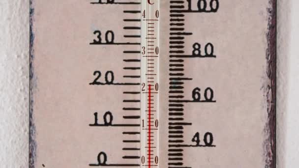 Escala num termómetro. Termômetro com escala Celsius e Fahrenheit na parede. Termômetro no dia de verão mostrando temperatura em 22 graus Celsius
. - Filmagem, Vídeo