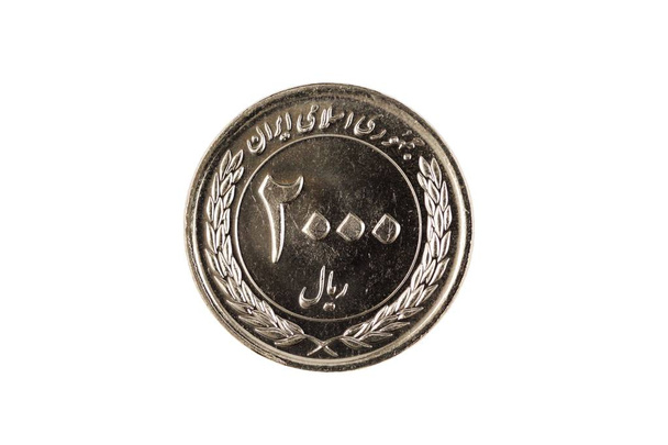 Vorderseite der iranischen 2000-Rial-Münze in Nahaufnahme auf weißem Hintergrund - Foto, Bild