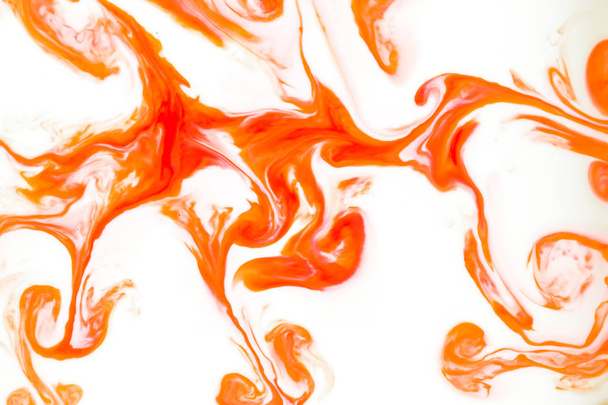 Abstrakte Farben, Hintergründe und Texturen. Lebensmittelfarbe in Milch. Lebensmittelfarbe in Milch schafft helle bunte abstrakte Hintergründe. Buntes chemisches Experiment. - Foto, Bild