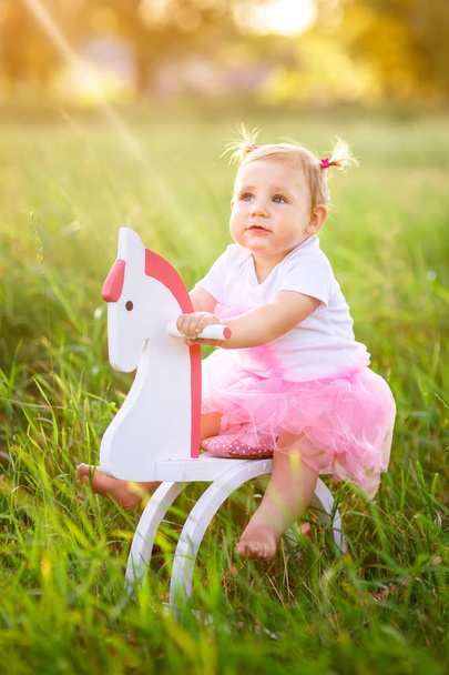 petite fille sur un cheval jouet
 - Photo, image