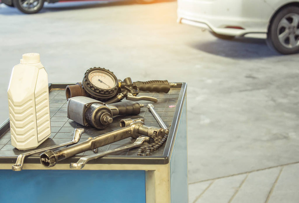 Piezas de coche Equipo técnico para la reparación de coches En el centro de servicio de coches
 - Foto, Imagen
