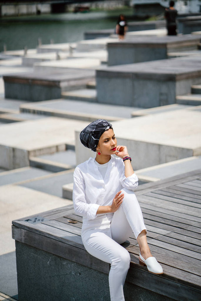 Πορτραίτο του μια νεαρή μουσουλμάνα φορώντας ένα σαρίκι (μαντήλα, hijab). Είναι κομψό και ιδιαίτερα ελκυστικό - Φωτογραφία, εικόνα