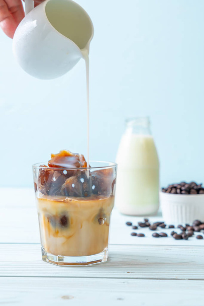 kostki lodu Kawa z mlekiem na stół z drewna - Zdjęcie, obraz