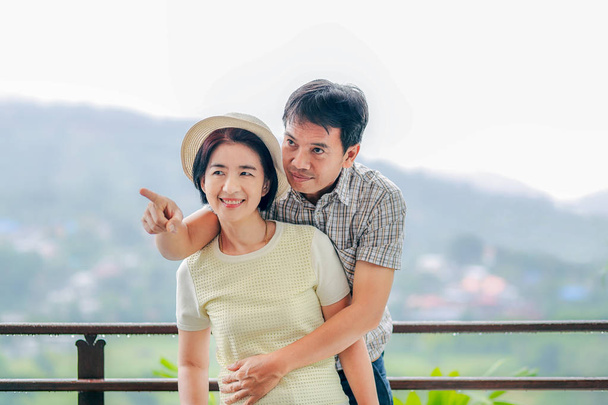 Счастье азиатского среднего возраста пара в отпуске
. - Фото, изображение