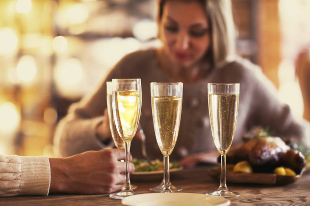シャンパンの人々 保持ガラス。スパーク リング ワインとシャンパン パーティーは屋内でメガネします。近くに u - 写真・画像