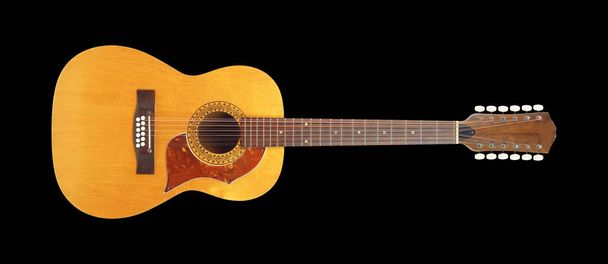 Müzik aleti - izole bir siyah arka plan üzerine açık görünüm vintage 12 telli akustik gitar. - Fotoğraf, Görsel