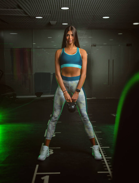 sportovní dívka pózuje v kondici ve fitness klubu - Fotografie, Obrázek