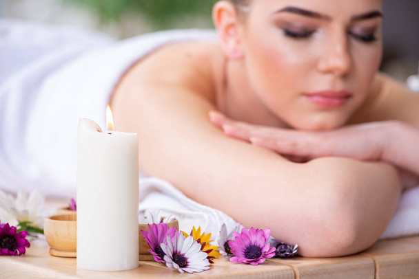 Vrouw tijdens massage sessie in spa - Foto, afbeelding