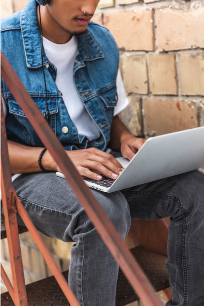 обрізане зображення фрілансера чоловічої статі, що працює з ноутбуком на вулиці
 - Фото, зображення