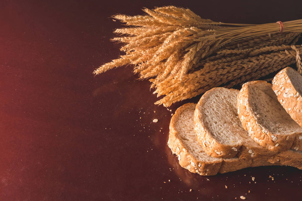Plátky celozrnného chleba na stole. kopie prostor - Fotografie, Obrázek