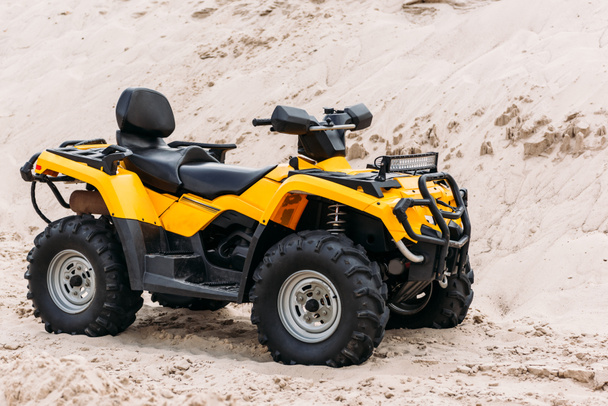 moderne gele all - terrain voertuig op zand - Foto, afbeelding