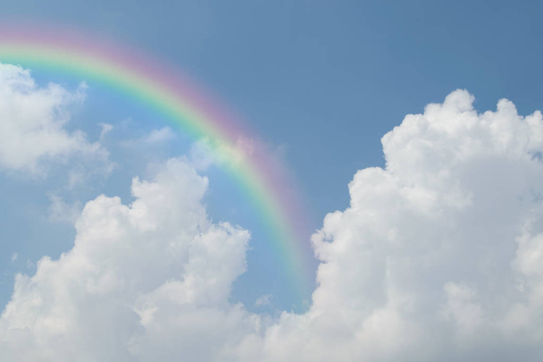 Хмарний пейзаж веселка природного неба з блакитним небом і білими хмарами і барвиста веселка в небі використовують для фону шпалер
 - Фото, зображення