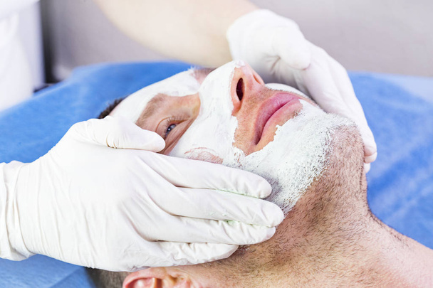 Man in the mask cosmetic procedure in spa salon  - Foto, Imagem