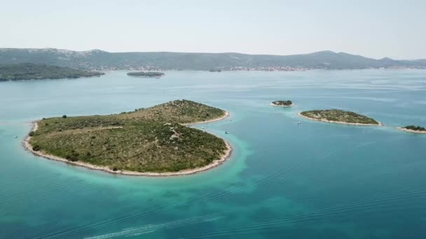 Widok z lotu ptaka na wyspie w kształcie serca, Chorwacja, wyspa z kochanków, Otok Galesnnjak, wysepka, rock. Zwany także otok za Zaljubljene, wyspa miłości. Gminy Torrette - Materiał filmowy, wideo