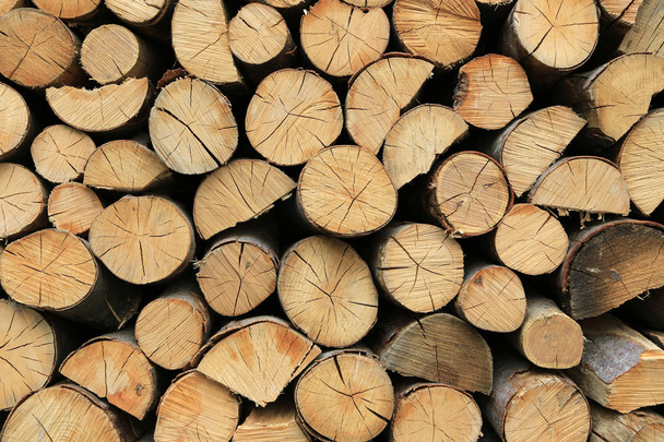 Brennholzstapel gestapelt gehäckselte Holzstämme, Nahaufnahme Hintergrund - Foto, Bild