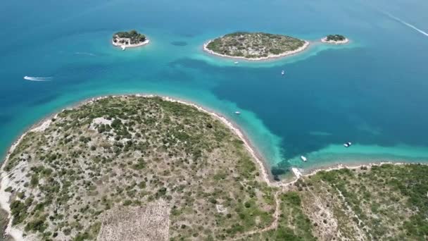 Widok z lotu ptaka na wyspie w kształcie serca, Chorwacja, wyspa z kochanków, Otok Galesnnjak, wysepka, rock. Zwany także otok za Zaljubljene, wyspa miłości. Gminy Torrette - Materiał filmowy, wideo