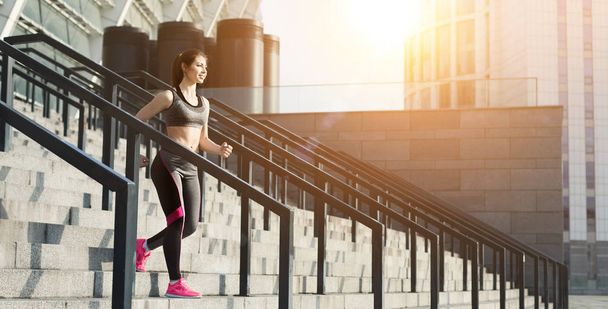 Sportos nő fut, lépcsőn stadium - Fotó, kép