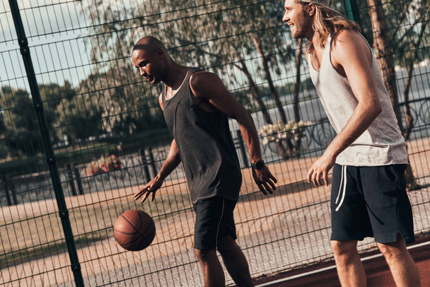 two young men playing basketball  - Foto, Imagen