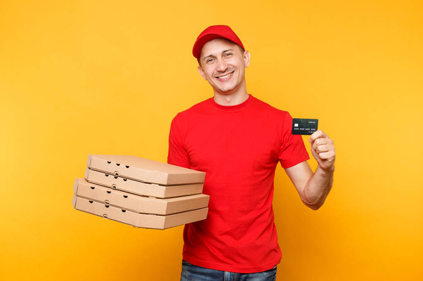 Toimittaja punainen lippis t-paita antaa ruokaa järjestyksessä pizza laatikot eristetty keltaisella pohjalla. Miespuolinen pizzamies, jolla on italialaista pizzaa pahvilaatikossa. Palvelun käsite
 - Valokuva, kuva