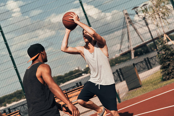 men in sports clothing playing basketball on court - Foto, imagen