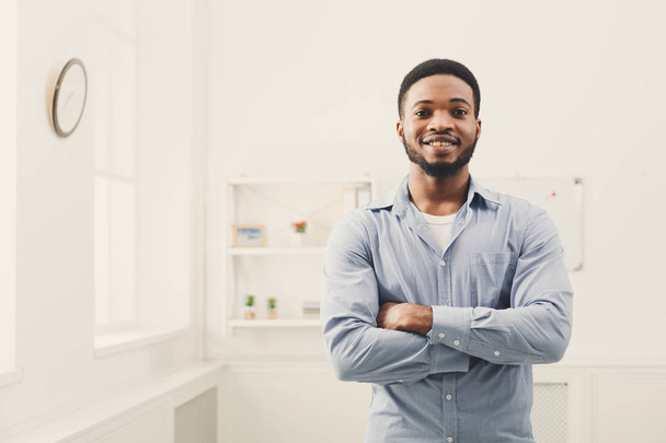 junger glücklicher schwarzer Mann posiert am Fenster - Foto, Bild