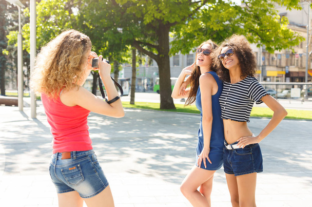 Meninas felizes com câmera ao ar livre na cidade
 - Foto, Imagem