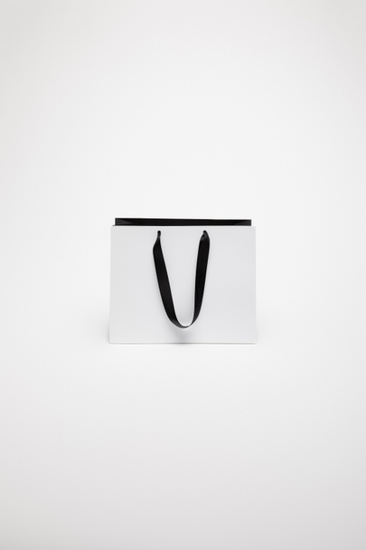 una bolsa de compras de papel blanco y negro aislada en blanco
 - Foto, imagen