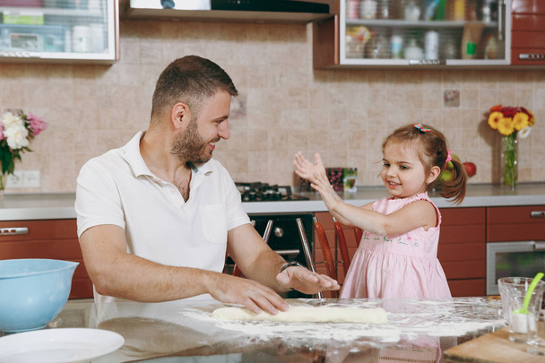 Malé dítě dívka pomoc muž vařit vánoční zázvorové sušenky Příprava těsta u stolu. Šťastná rodina táta dítě dcera vaření potravin v víkendové ráno doma. Den otců svátek. Rodičovství dětství - Fotografie, Obrázek