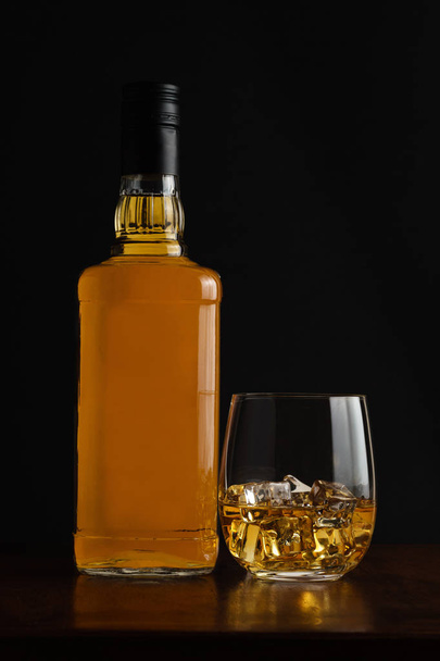 Sklenice whisky Hrouda s lahví whiskey - Fotografie, Obrázek