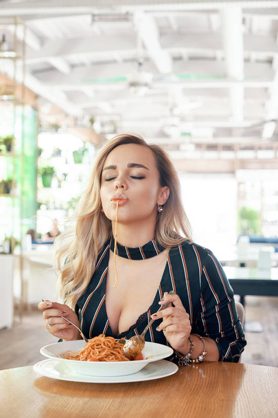 Seductive woman eating pasta - Foto, afbeelding