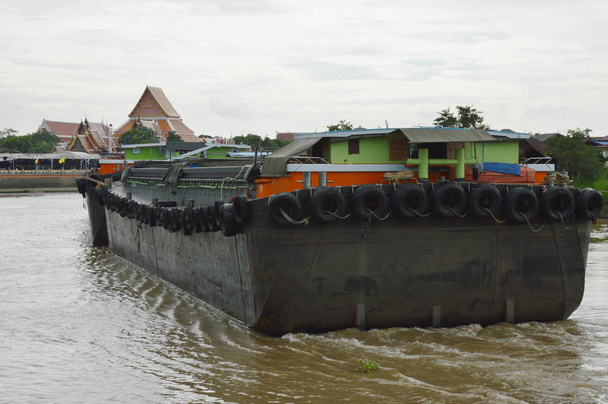 duży pojemnik piasek łódź żeglarstwo na kanał w Tajlandii - Zdjęcie, obraz