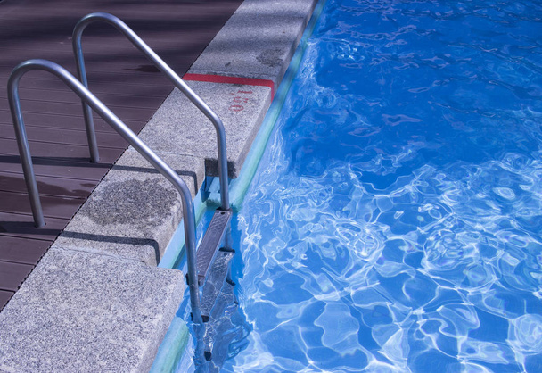 Yaz açık yüzme havuzunda lüks resort otel Bahçe. - Fotoğraf, Görsel