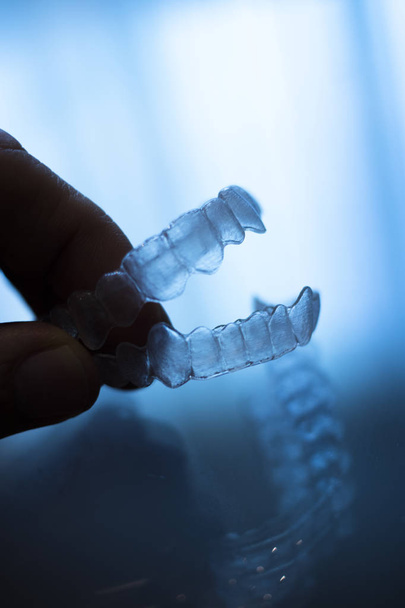 Enderezadores de alineación de dientes dentales transparentes invisibles para el tratamiento de dentistas de ortodoncia como soportes estéticos modernos
. - Foto, Imagen
